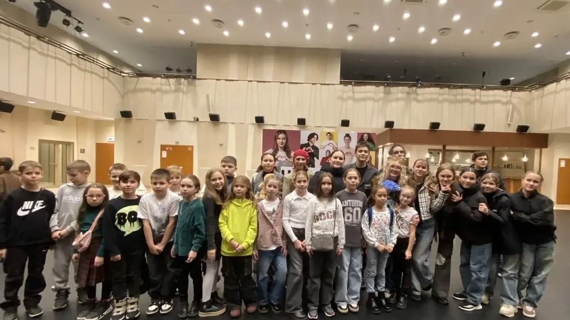 КАК НАШИ ОРЛЯТА В ТЕАТР ХОДИЛИ